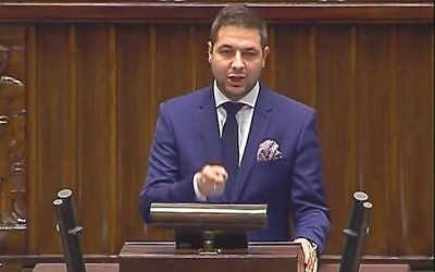 Le vice-ministre polonais de la Justice, Patryk Jaki, s'adresse au Parlement, le 22 décembre 2015 (Crédit : Capture d'écran / YouTube)