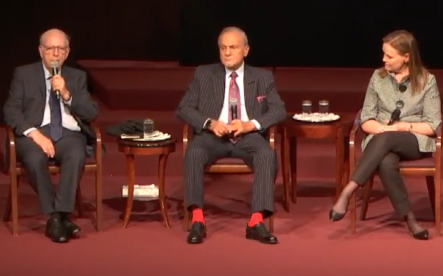 Efraim Halevy, à gauche, ancien chef du Mossad, le prince Turki ben Fayçal al-Saoud, ancien chef des renseignements saoudiens, au centre, et Michèle Flournoy, ancienne sous-secrétaire américaine en charge de la politique de défense, à droite, pendant une table ronde organisée par l'Israel Policy Forum, à la synagogue Emanu-El de New York, le 22 octobre 2017. (Crédit : capture d'écran) Efraim Halevy, à gauche, ancien chef du Mossad, le prince Turki ben Fayçal al-Saoud, ancien chef des renseignements saoudiens, au centre, et Michèle Flournoy, ancienne sous-secrétaire américaine en charge de la politique de défense, à droite, pendant une table ronde organisée par l'Israel Policy Forum, à la synagogue Emanu-El de New York, le 22 octobre 2017. (Crédit : capture d'écran)