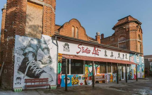 L'extérieur du bar de jazz casher et du théâtre indépendant d'Oradea (Autorisation)