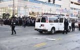 Des manifestants ultra-orthodoxes contre le service militaire obligatoire à Bnei Brak, le 17 octobre 2017. (Crédit : police israélienne)