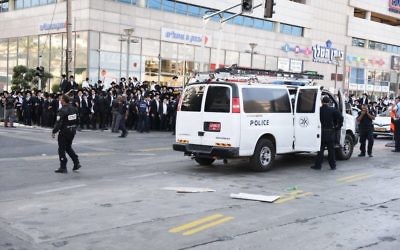 Des manifestants ultra-orthodoxes contre le service militaire obligatoire à Bnei Brak, le 17 octobre 2017. (Crédit : police israélienne)