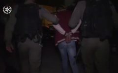 Arrestation d'un habitant du quartier d'Issawiya, à Jérusalem Est, pendant une opération d'ampleur, le 23 octobre 2017. (Crédit: capture d'écran police israélienne)
