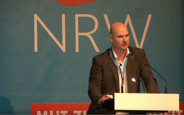 Mario Mieruch, l'un des fondateurs du parti Alternative pour l'Allemagne (AfD), prononçant un discours en mars 2017 (Crédit : Capture d'écran YouTube)