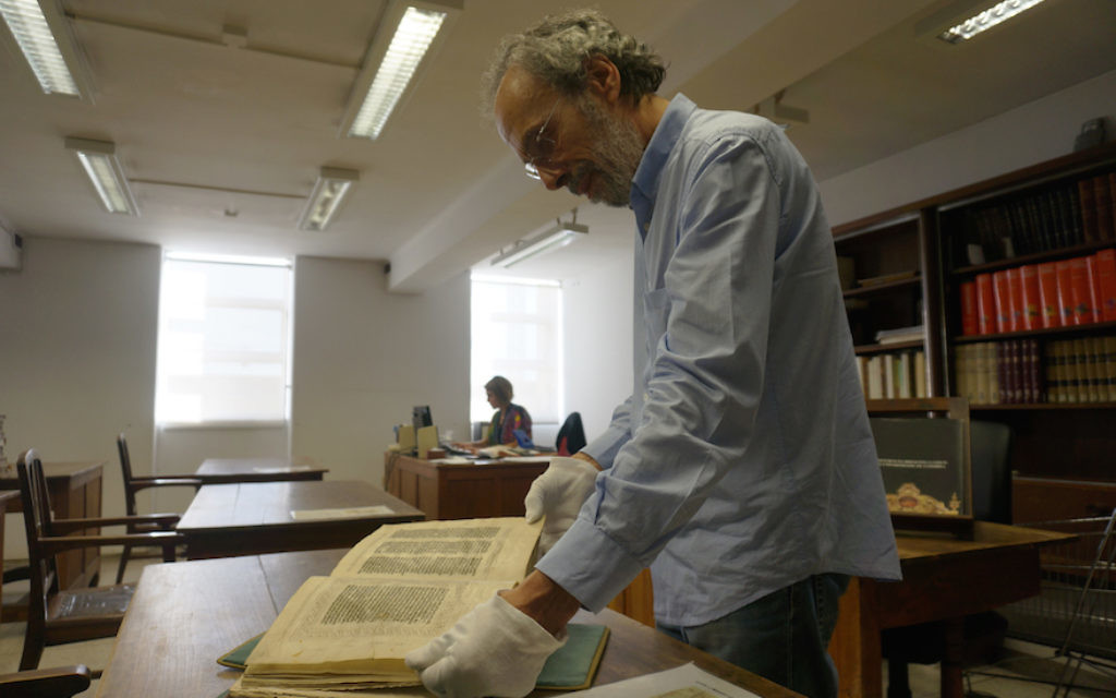 António Eugénio Maia do Amaral présente la bible hébraïque Abravanel datant du 158ème siècle à l'université de  Coimbra au Portugal, en 2016 (Crédit :  Cnaan Liphshiz)