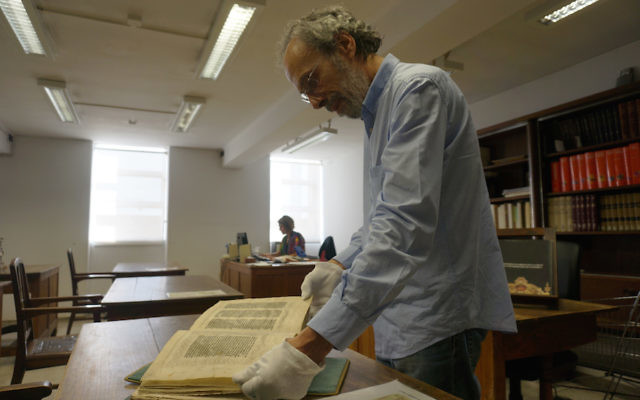 António Eugénio Maia do Amaral présente la bible hébraïque Abravanel datant du 158ème siècle à l'université de  Coimbra au Portugal, en 2016 (Crédit :  Cnaan Liphshiz)