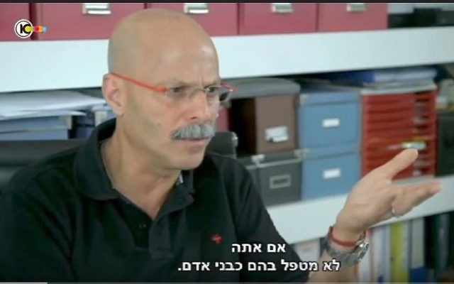 Yaron Blum, ancien cadre du Shin Bet, sur la Dixième chaîne, le 15 septembre 2015. (Crédit : capture d'écran YouTube) Yaron Blum, ancien cadre du Shin Bet, sur la Dixième chaîne, le 15 septembre 2015. (Crédit : capture d'écran YouTube)