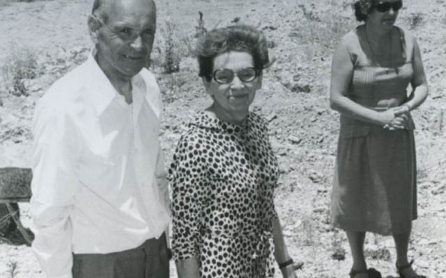 Camille et Denise Mathieu en 1978, plantant leur arbre des Justes en Israël (Crédit: Yad Vashem France)