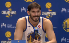 Omri Casspi en conférence de presse pour les  Golden State Warriors, le 22 septembre 2017. (Crédit : capture d'écran YouTube)