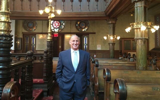 Michael Weinstein, auteur de Ten Times Chai: 180 Orthodox Synagogues of New York City. (Crédit : Cathryn J. Prince/Times of Israël)