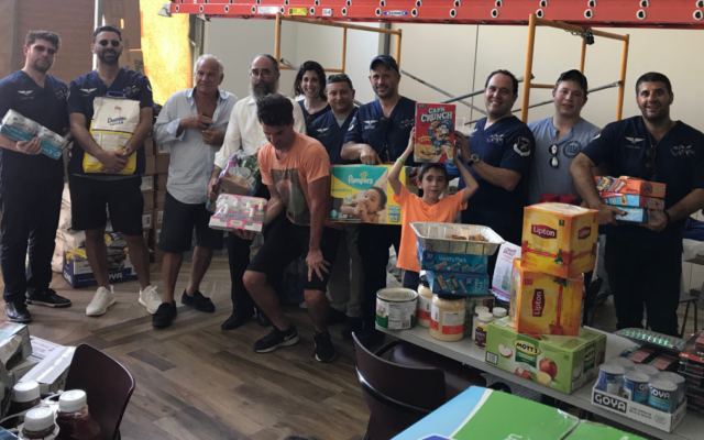 Les 12 membres de l'équipe d'Eli Rowe au Habad de San Juan, la capitale de Puerto Rico, le 25 septembre 2017. (Crédit : Eli Rowe via JTA)