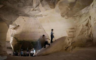 Touristes dans des grottes d'Israël. Illustration. (Crédit : Yonatan Sindel/Flash90)