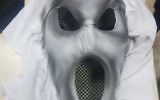 Un masque effrayant porté par un garçon de 13 ans pour effrayer les passants, à Jérusalem, le 12 octobre 2017 (Crédit : Police israélienne)