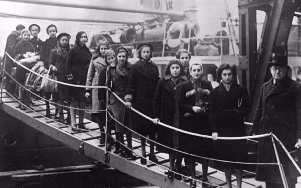 Des enfants juifs montant dans un bateau dans le cadre du kindertransport qui les emmenait loin de l'Europe occupée par les nazis (Autorisation :  Pamela Sturhoofd)