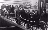 Des enfants juifs montant à bord d'un navire dans le cadre d'une opération Kindertransport visant à les faire sortir de l'Europe sous occupation nazie. (Crédit : Pamela Sturhoofd)