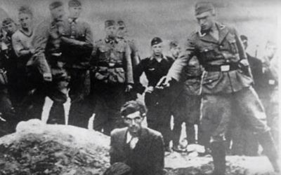 'Le dernier Juif de Vinnitsa’'. Cette photographie montre un membre des Einsatzgruppe nazis sur le point d'abattre un Juif agenouillé devant un charnier plein à Vinnitsa, en Ukraine, en 1941. (Crédit : capture d'écran YouTube)