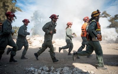 Des soldats de la Défense passive pendant un exercice international de préparation aux catastrophes naturelles, dans le sud d'Israël, le 25 octobre 2017. (Crédit : armée israélienne)