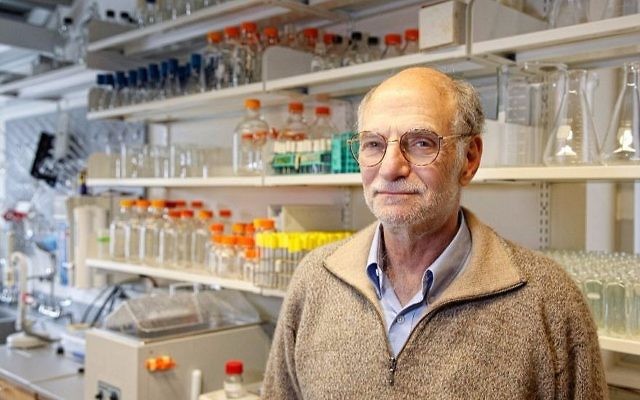 Michael Rosbash, professeur de biologie de l'université Brandeis et lauréat du Prix Nobel de médecine 2017. (Crédit : université Brandeis via JTA)