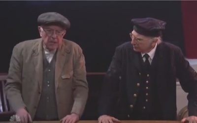L'aspirant candidat démocrate à la présidence Bernie Sanders, (à gauche), et le comédien Larry David apparaissent dans un sketch dans l'émission "Saturday Night Live", le 6 février 2016. (Capture d'écran :  YouTube)