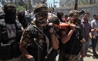 Des membres du Jihad islamique pendant les funérailles d'un membre du groupe terroriste tué dans l'effondrement d'un tunnel, à Khan Younes, dans le sud de la bande de Gaza, le 19 juillet 2016. (Crédit : Abed Rahim Khatib/Flash90)