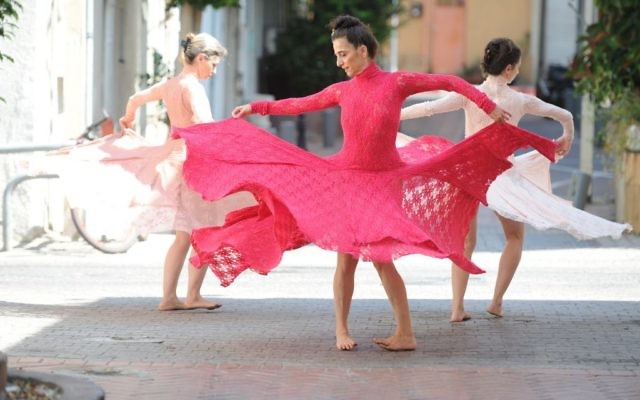 Orly Portal, l'une des danseuses invitées au festival Ensemble Ka'Et, organisé du 2 au 9 novembre 2017. (Crédit : Tami Weiss)