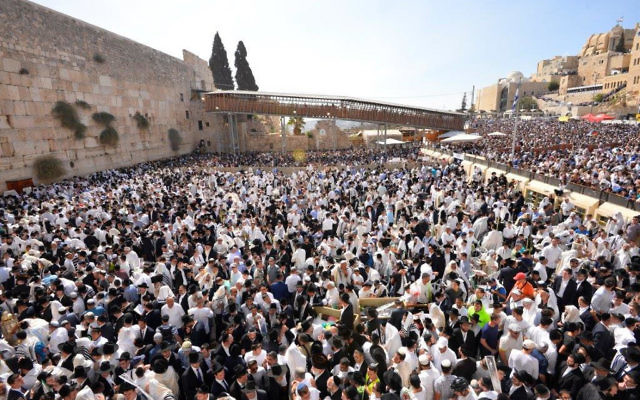 La bénédiction des Cohanim pendant la fête, au mur Occidental, dans la Vieille Ville de Jérusalem, le 8 octobre 2017. (Crédit : autorisation)