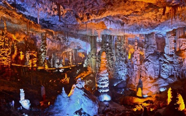 La grotte des stalactites de Soreq. (Crédit : Yigal Dekel/CC BY-SA/Wikimedia Commons)