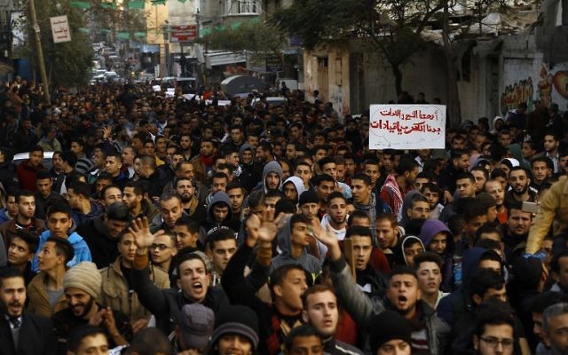 Manifestation palestinienne pendant la crise de l'électricité dans le camp de réfugiés de Jabaliya, dans le nord de la bande de Gaza, le 12 janvier 2017. (Crédit : Mohammed Abed/AFP) Manifestation palestinienne pendant la crise de l'électricité dans le camp de réfugiés de Jabaliya, dans le nord de la bande de Gaza, le 12 janvier 2017. (Crédit : Mohammed Abed/AFP)