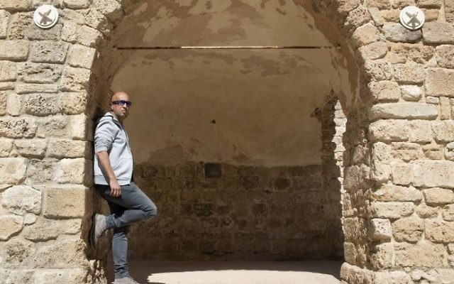 Avi Issacharoff, l'un des co-auteurs de la série israélienne "Fauda" - ou chaos en arabe- pose pour une photographie le 8 mars 2017 à Tel Aviv (Crédit : AFP/Jack Guez) Avi Issacharoff, l'un des co-auteurs de la série israélienne "Fauda" - ou chaos en arabe- pose pour une photographie le 8 mars 2017 à Tel Aviv (Crédit : AFP/Jack Guez)