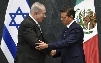Le Premier ministre israélien serre la main au président mexicain Enrique Pena Nieto, à la résidence Los Pinos de Mexico, le 14 septembre 2017 (Crédit :  AFP/ ALFREDO ESTRELLA)