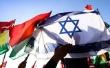 Un drapeau kurde en compagnie du drapeau israélien, lors d’une manifestation devant les bureaux de l’ONU à Erbil, la capitale de la région autonome du Kurdistan. (AFP Photo/Safin Hamed)