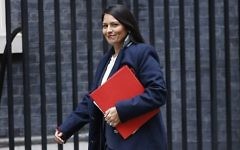 Le secrétaire chargée du développement international  Priti Patel arrive au 10 Downing Street pour la rencontre hebdomadaire du cabinet au centre de Londres le 31 octobre 2017 (Crédit : AFP PHOTO / Tolga AKMEN)
