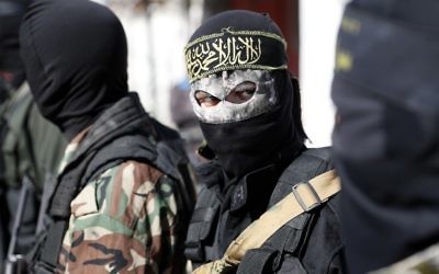Terroristes palestiniens du Jihad islamique pendant les funérailles de membres du groupe, dans le centre de la bande de Gaza, le 31 octobre 2017. (Crédit : Thomas Coex / AFP)