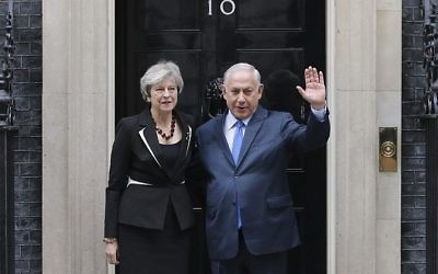 Le Premier ministre Benjamin Netanyahu pose avec la Première ministre britannique Theresa May à l'extérieur du 10 Downing street à Londres le 2 novembre 2017. (Crédit : AFP / Daniel Leal-Olivas)