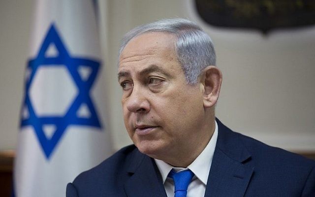 Le Premier ministre Benjamin Netanyahu préside la réunion hebdomadaire du cabinet à son bureau à Jérusalem le 7 novembre 2017 (Crédit : AFP PHOTO / POOL / Ariel Schalit) Le Premier ministre Benjamin Netanyahu préside la réunion hebdomadaire du cabinet à son bureau à Jérusalem le 7 novembre 2017 (Crédit : AFP PHOTO / POOL / Ariel Schalit)