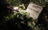 Une personne pose une rose blanche sur la nouvelle plaque  en hommage à Ilan Halimi le 7 novembre 2017 à Bagneux, près de Paris, après une profanation de la plaque commémorative qui a eu lieu le 1er novembre. (Crédit : AFP / Thomas SAMSON)