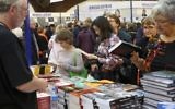 Les visiteurs de la Foire du Livre de Brive, à Brive-la-Gaillarde, le 5 novembre 2016. La 36e édition commencera le 9 novembre 2017. (Crédit : AFP/DIARMID COURREGES)