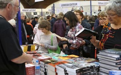 Les visiteurs de la Foire du Livre de Brive, à Brive-la-Gaillarde, le 5 novembre 2016. La 36e édition commencera le 9 novembre 2017. (Crédit : AFP/DIARMID COURREGES)