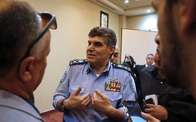 Le général Hazem Atallah (C), chef de la police palestinienne en Cisjordanie, s'entretient avec des journalistes à l'issue d'une conférence de presse à Ramallah le 8 novembre 2017. (Crédit : Abbas Momani / AFP) Le général Hazem Atallah (C), chef de la police palestinienne en Cisjordanie, s'entretient avec des journalistes à l'issue d'une conférence de presse à Ramallah le 8 novembre 2017. (Crédit : Abbas Momani / AFP)