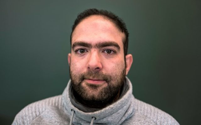 Le réfugié syrien Yazan Awad, 30 ans, qui a été torturé pendant des mois par la branche des enquêtes des renseignement de l'armée syrienne, le 8 novembre 2017 à Berlin. Il fait partie des Syriens qui ont porté plainte contre le régime (Crédit : PHOTO AFP / John MACDOUGALL)