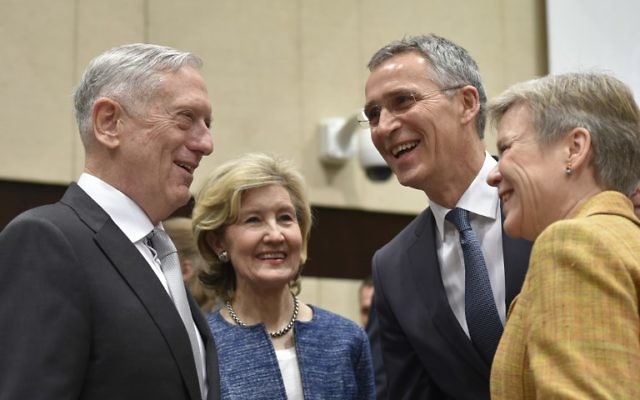 Le secrétaire américain à la Défense, James Mattis (à gauche) et l'ambassadeur des États-Unis, Kay Bailey Hutchison (au centre), s'entretiennent avec le secrétaire général de l'OTAN, Jens Stoltenberg (2 à droite), le 9 novembre 2017 (Crédit : PHOTO AFP / JOHN THYS)