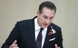 Heinz-Christian Strache, leader du parti d'extrême-droite autrichien, prend la parole lors de la première session de l'assemblée nationale depuis les élections, le 9 novembre 2017, à Vienne. (Crédit : AFP / APA / Georg Hochmuth)