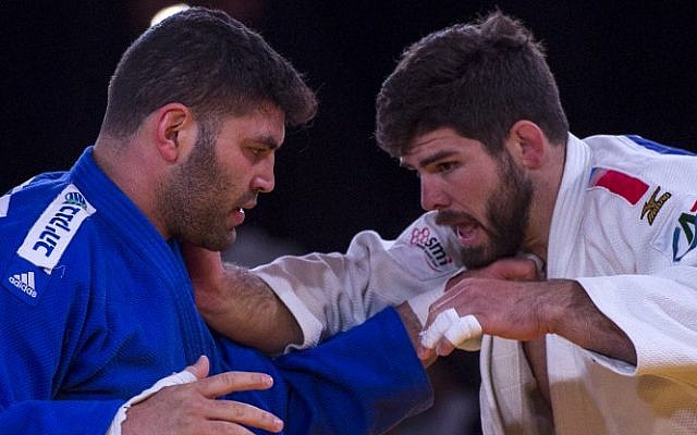 L'Israélien Ori Sasson (en bleu) concourt contre le Français Cyrille Maret (en blanc) lors de l'Open des Championnats du Monde de Judo à Marrakech le 11 novembre 2017. (Crédit : AFP / Fadel Senna) L'Israélien Ori Sasson (en bleu) concourt contre le Français Cyrille Maret (en blanc) lors de l'Open des Championnats du Monde de Judo à Marrakech le 11 novembre 2017. (Crédit : AFP / Fadel Senna)