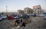 Les habitants se blottissent autour d'un feu dans un espace ouvert suite à un séisme de magnitude 7,3 à Sarpol-e Zahab dans la province iranienne de Kermanshah le 13 novembre 2017. (Crédit : AFP / ISNA / POURIA PAKIZEH)