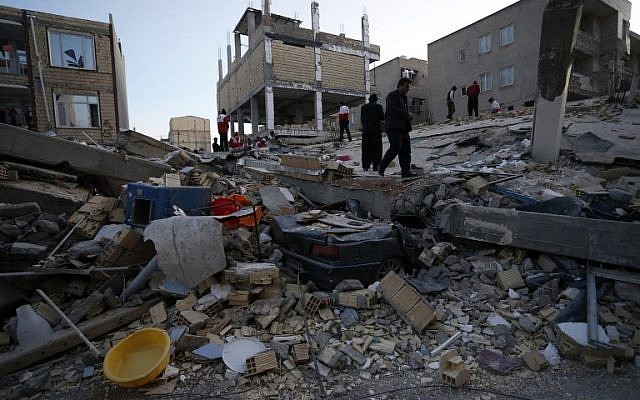 Des personnes, y compris des secouristes, effectuent des opérations de recherche et de sauvetage après un séisme de magnitude 7,3 à Sarpol-e Zahab dans la province de Kermanshah, en Iran, le 13 novembre 2017. (Crédit : AFP / ISNA / POURIA PAKIZEH) Des personnes, y compris des secouristes, effectuent des opérations de recherche et de sauvetage après un séisme de magnitude 7,3 à Sarpol-e Zahab dans la province de Kermanshah, en Iran, le 13 novembre 2017. (Crédit : AFP / ISNA / POURIA PAKIZEH)