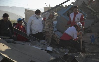 Des secouristes recherchent des survivants dans les décombres à Sarpol-e Zahab suite à un séisme d'une magnitude de 7,3 sur l'échelle de Richter qui a touché une région de l'ouest de l'Iran,  Kermanshah, le 13 novembre 2017 (Crédit : AFP/TASNIM NEWS/Farzad MENATI)