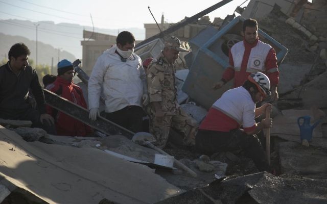 Des secouristes recherchent des survivants dans les décombres à Sarpol-e Zahab suite à un séisme d'une magnitude de 7,3 sur l'échelle de Richter qui a touché une région de l'ouest de l'Iran,  Kermanshah, le 13 novembre 2017 (Crédit : AFP/TASNIM NEWS/Farzad MENATI)