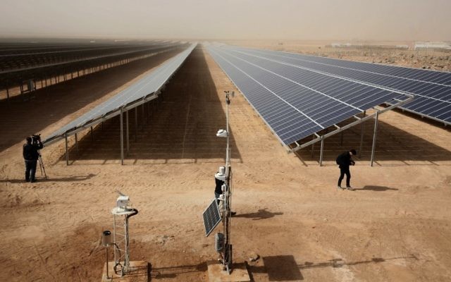 Vue sur la nouvelle installation solaire financée par l'Allemagne, au camp de réfugié Zaatari, en Jordanie, le 13 novembre 2017. (Crédit : AFP / KHALIL MAZRAAWI) Vue sur la nouvelle installation solaire financée par l'Allemagne, au camp de réfugié Zaatari, en Jordanie, le 13 novembre 2017. (Crédit : AFP / KHALIL MAZRAAWI)