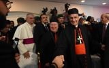 Le patriarche maronite libanais Mar Bechara Boutros al-Rahi (2R) accueille les membres de la communauté libanaise vivant en Arabie saoudite à l'ambassade du Liban à Ryad le 13 novembre 2017. (Crédit : AFP / FAYEZ NURELDINE)