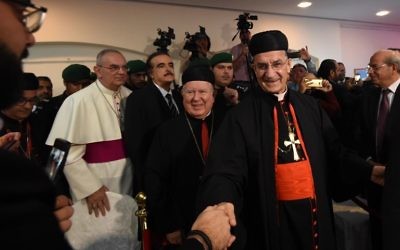 Le patriarche maronite libanais Mar Bechara Boutros al-Rahi (2R) accueille les membres de la communauté libanaise vivant en Arabie saoudite à l'ambassade du Liban à Ryad le 13 novembre 2017. (Crédit : AFP / FAYEZ NURELDINE)