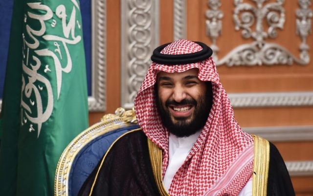 Le prince héritier saoudien Mohammed bin Salman assiste à une réunion avec le patriarche chrétien maronite du Liban le 14 novembre 2017 à Riyad (Crédit : AFP / Fayez Nureldine)